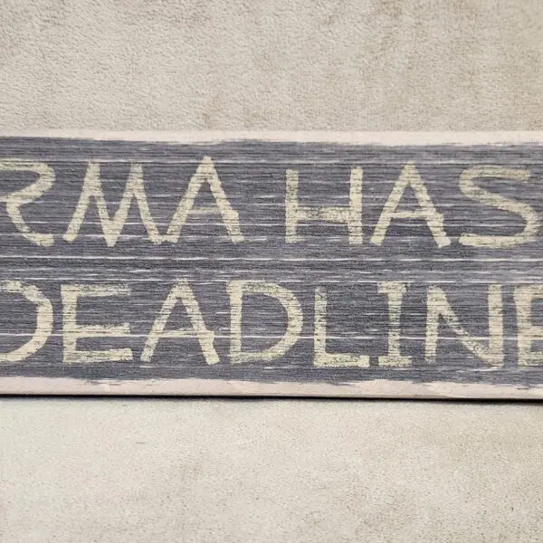 A sign reads 'FIRMA HAS DEADLINE'.