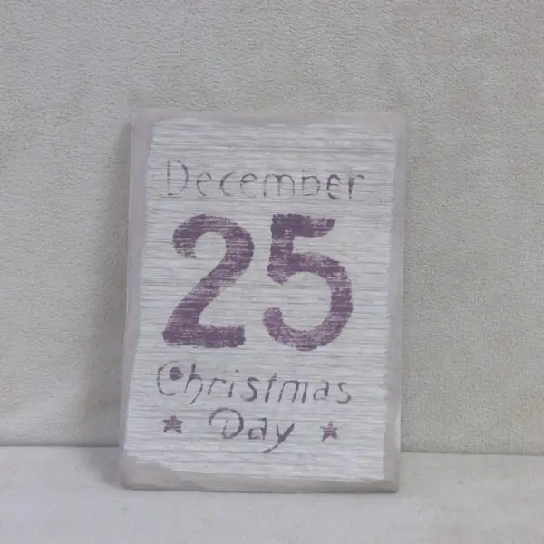 A decorative plaque showing December 25 as Christmas Day.