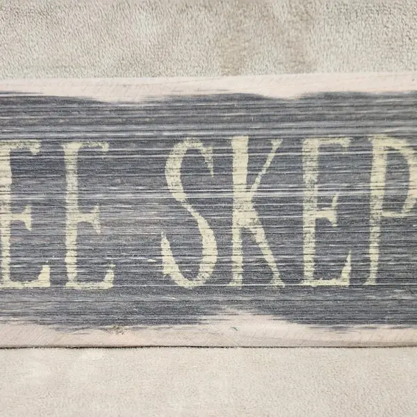 Wooden sign with the words 'FREE SKEP'.